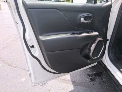 Used 2023 Jeep Renegade Latitude AWD/4WD image 9