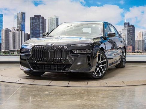 Used 2025 BMW 750e xDrive w/ Executive Package image 2