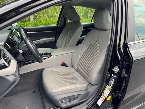 Used 2019 Toyota Camry SE w/ Carpet Mat Package FWD image 11