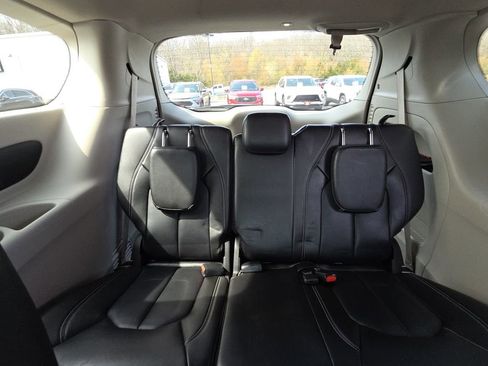 Used 2023 Chrysler Pacifica Touring-L FWD image 29