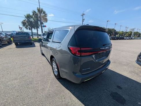 New 2025 Chrysler Pacifica Select FWD image 6