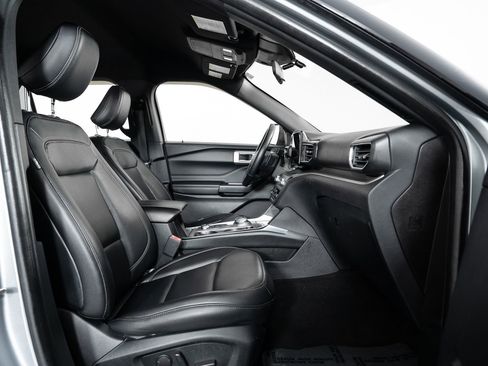 Used 2020 Ford Explorer XLT w/ Equipment Group 202A image 29