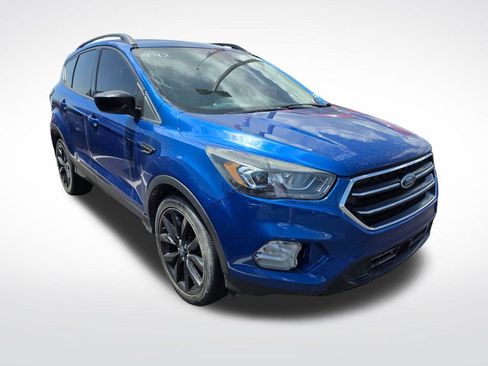 Used 2018 Ford Escape SE w/ SE Sport Appearance Package FWD image 3