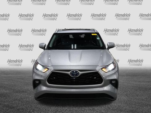 Used 2024 Toyota Highlander XLE FWD image 3