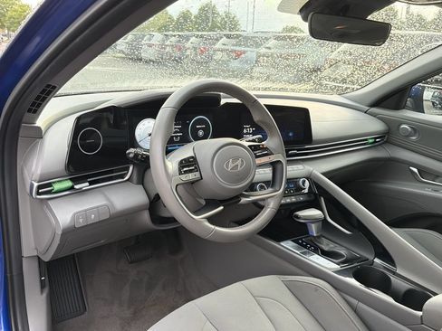 Used 2025 Hyundai Elantra SEL FWD image 9
