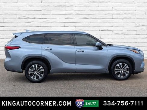 Used 2020 Toyota Highlander XLE FWD image 4