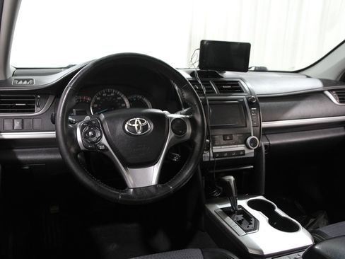 Used 2012 Toyota Camry L image 6