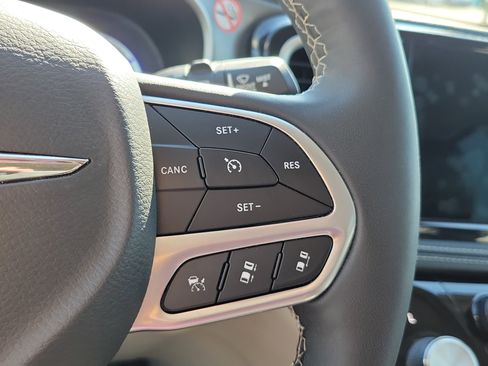 Used 2024 Chrysler Pacifica Select image 25