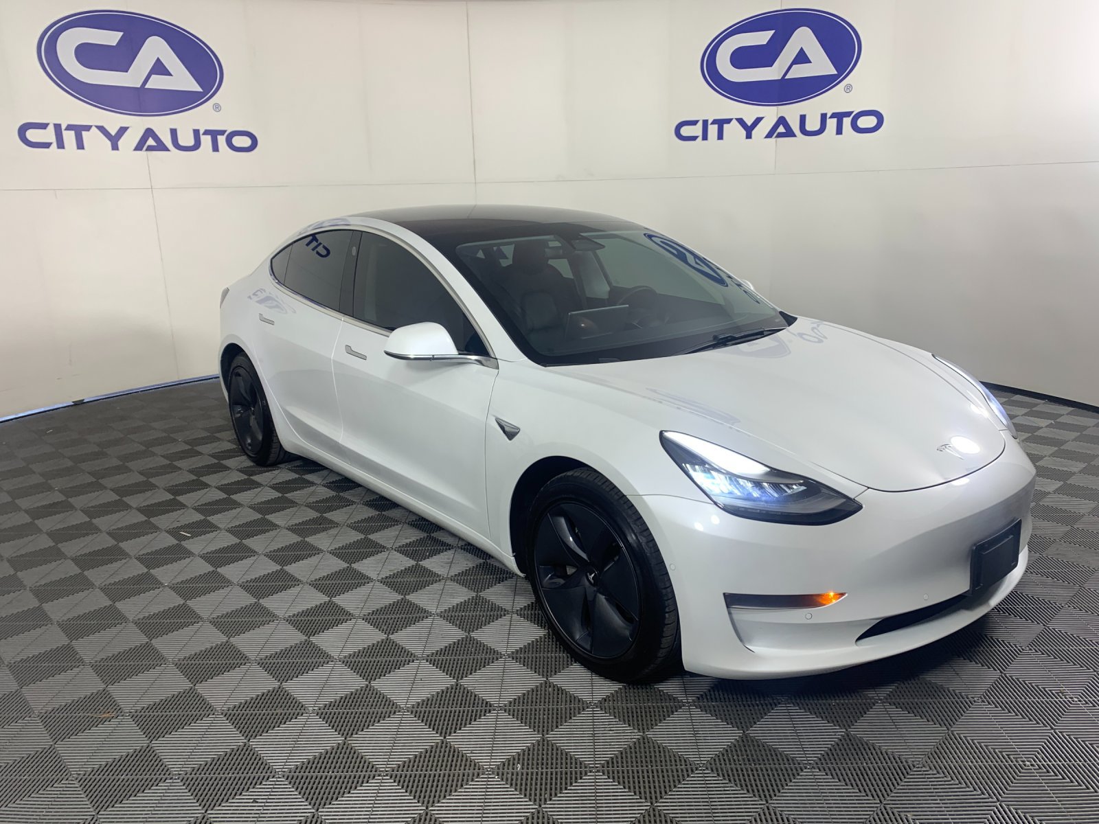 Used 2020 Tesla Model 3 Standard Range RWD image 1