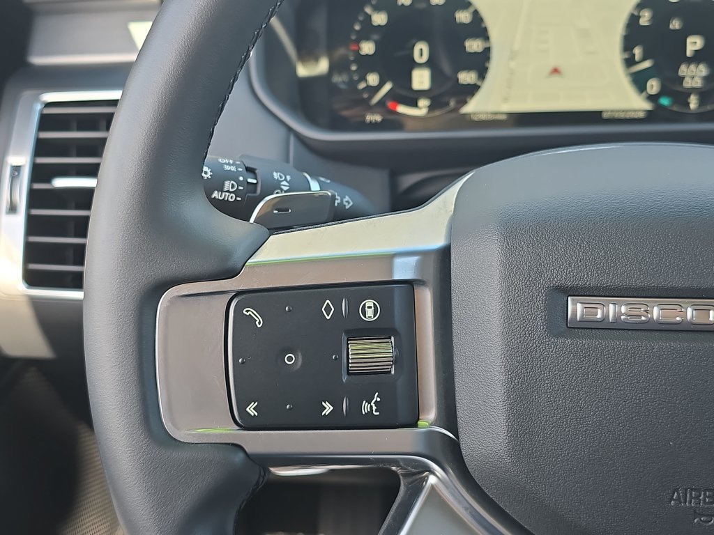 Used 2025 Land Rover Discovery Dynamic SE AWD/4WD image 19