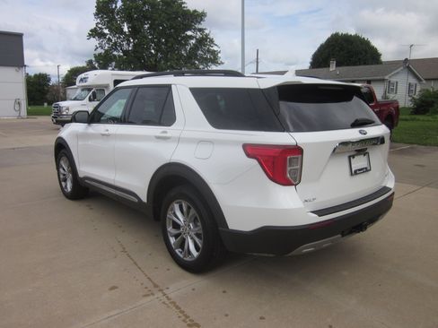 Used 2023 Ford Explorer XLT w/ Equipment Group 202A AWD/4WD image 4