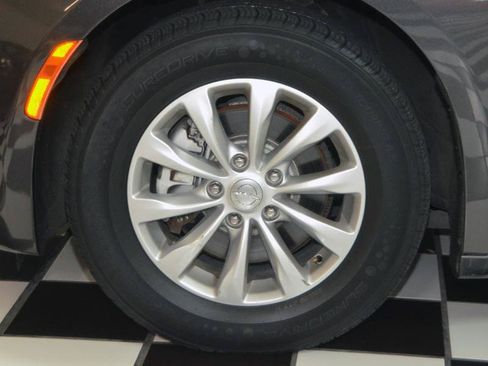 Used 2019 Chrysler Pacifica Touring-L FWD image 12