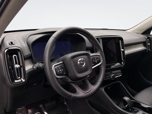 Used 2025 Volvo XC40 B5 Core image 10