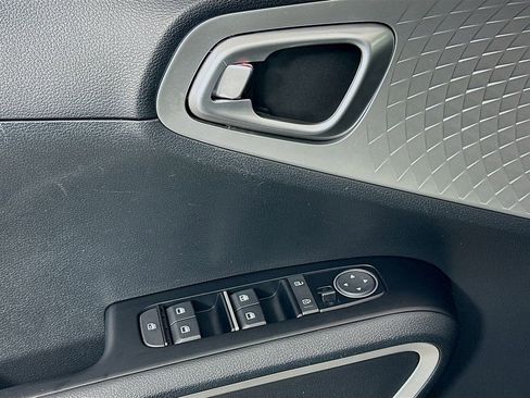 Used 2023 Kia Soul LX w/ LX Technology Package image 17