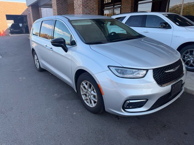 Used 2024 Chrysler Pacifica Touring-L FWD image 8