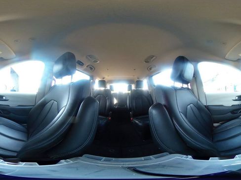 Used 2024 Chrysler Pacifica Touring-L FWD image 40