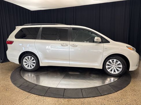 Used 2016 Toyota Sienna Limited AWD/4WD image 7