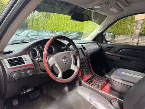 Used 2010 Cadillac Escalade Hybrid image 3