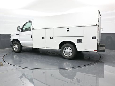 Used 2024 Ford E-350 and Econoline 350 Super Duty w/ Power Windows & Locks Group image 4