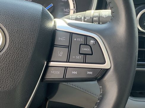 Used 2022 Toyota Highlander XLE image 19