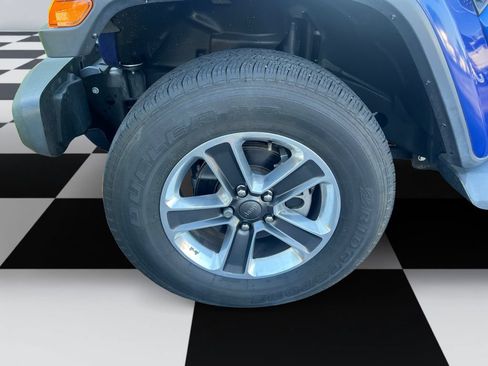 Used 2018 Jeep Wrangler Unlimited Sahara AWD/4WD image 14