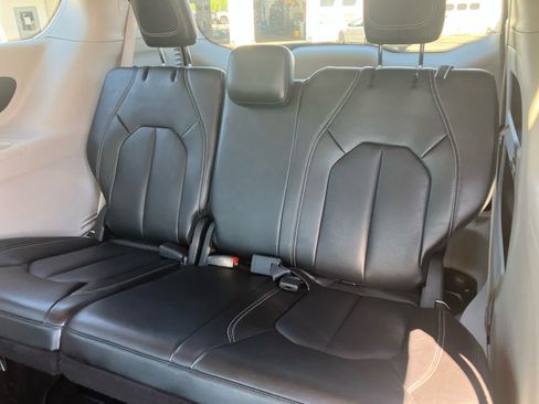 Used 2024 Chrysler Pacifica Touring-L FWD image 20