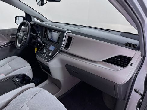 Certified 2018 Toyota Sienna LE FWD image 32