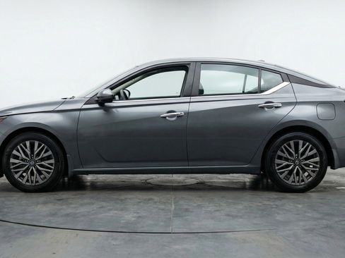 Used 2025 Nissan Altima 2.5 SV FWD image 5