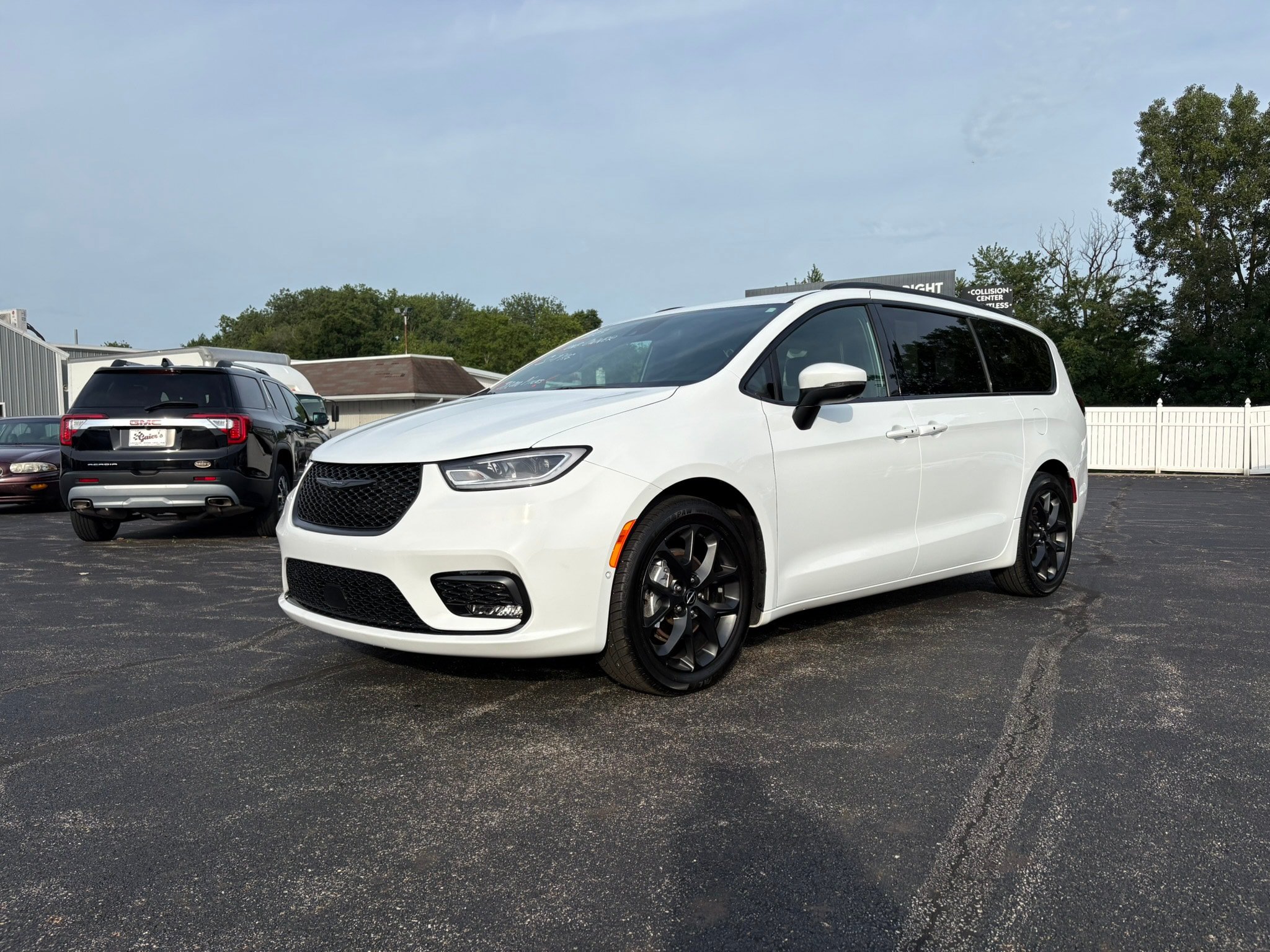 Used 2023 Chrysler Pacifica Touring-L w/ S Appearance Package FWD image 2