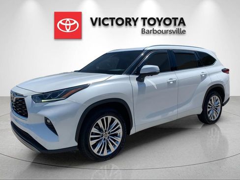Used 2023 Toyota Highlander Platinum FWD image 1