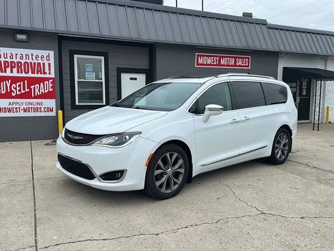 Used 2018 Chrysler Pacifica Limited w/ Tire & Wheel Group image 1