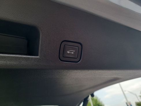 Used 2025 Chevrolet Traverse LT w/ Driver Confidence Package FWD image 27