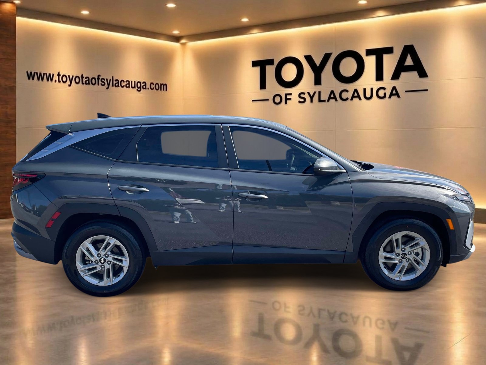 Used 2025 Hyundai Tucson SE FWD image 2