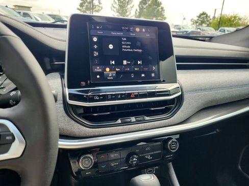 Used 2025 Jeep Compass Latitude AWD/4WD image 19