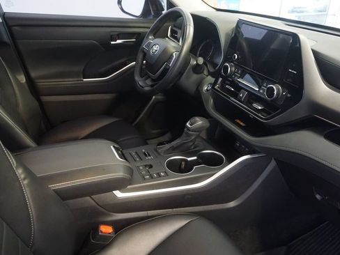 Used 2023 Toyota Highlander XLE AWD/4WD image 26
