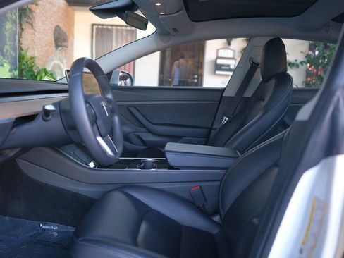 Used 2020 Tesla Model 3 Standard Range Plus image 10
