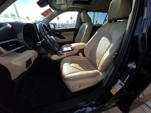 Used 2023 Toyota Highlander XLE FWD image 12