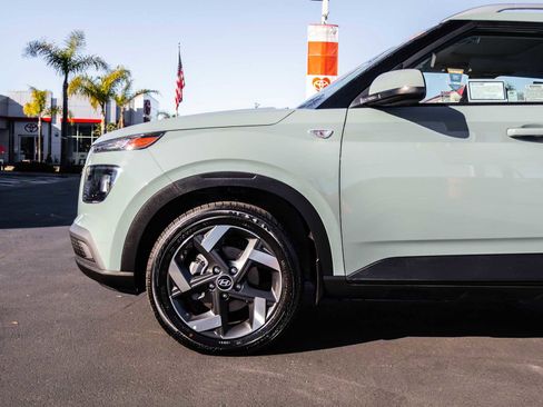 Used 2025 Hyundai Venue SEL image 5