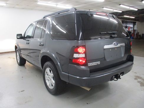Used 2010 Ford Explorer XLT image 4