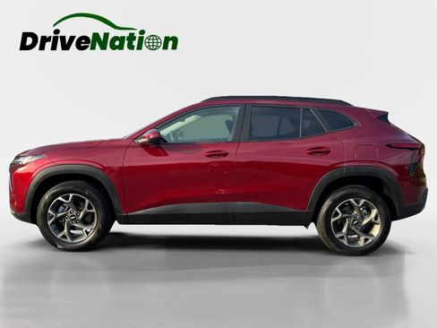 Used 2025 Chevrolet Trax LT FWD image 8