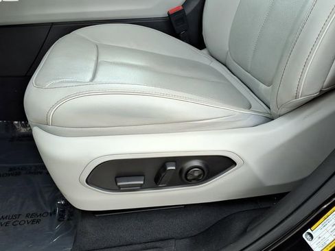 Used 2023 Jeep Grand Cherokee Overland RWD image 9