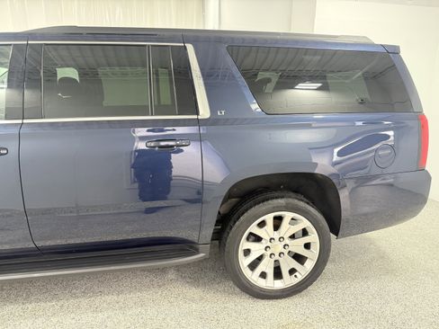 Used 2020 Chevrolet Suburban LT w/ Luxury Package image 5