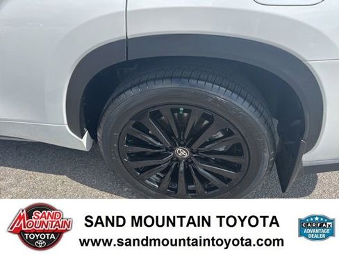 Used 2023 Toyota Highlander XSE FWD image 11