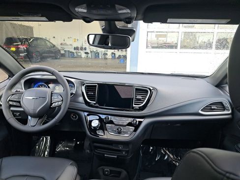 New 2026 Chrysler Pacifica Select AWD/4WD image 18
