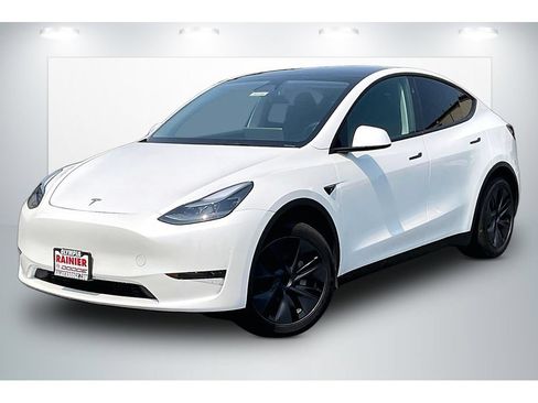 Used 2025 Tesla Model Y Long Range RWD image 2