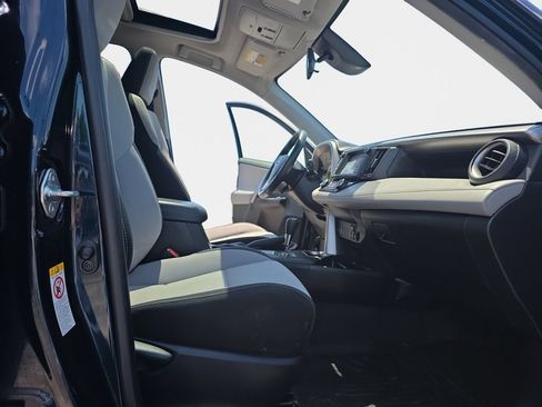 Used 2018 Toyota RAV4 XLE AWD/4WD image 19