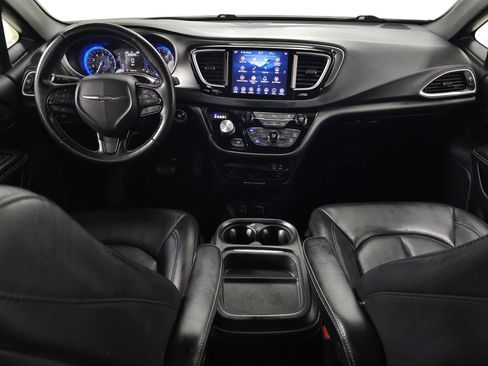 Used 2020 Chrysler Pacifica Touring-L w/ Premium Audio Group AWD/4WD image 13