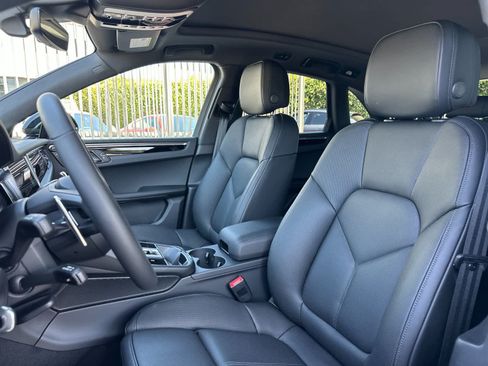Certified 2025 Porsche Macan AWD/4WD image 5