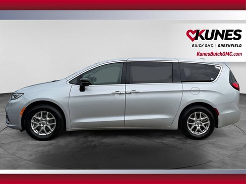Used 2024 Chrysler Pacifica Touring-L FWD image 6