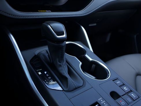 Certified 2025 Toyota Highlander XLE image 28